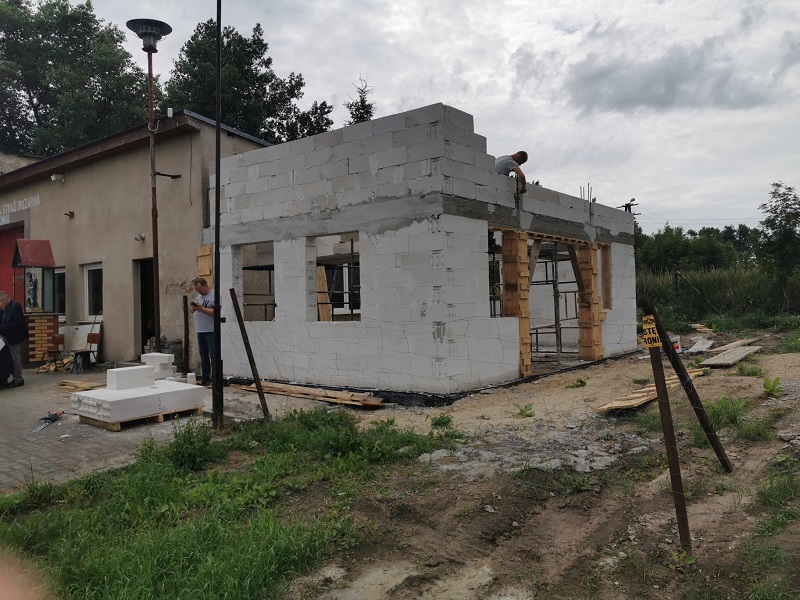 Świetlica w Radzimiu w trakcie rozbudowy, mury