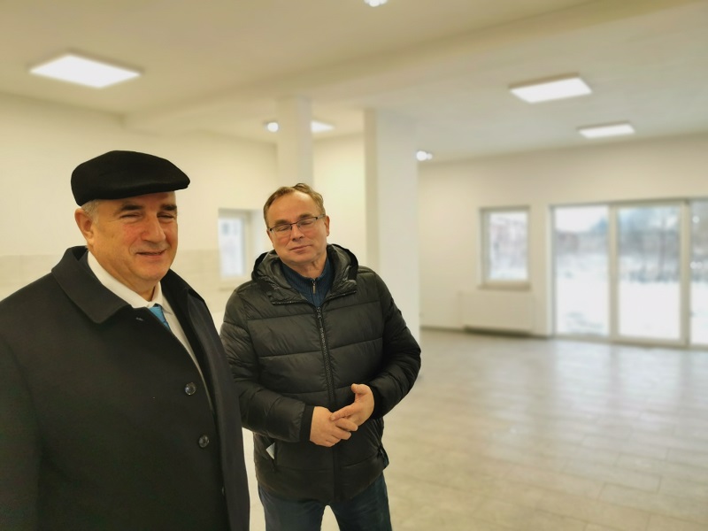 Wojciech Głomski i Ireneusz Witkowski w świetlicy wiejskiej w Radzimiu