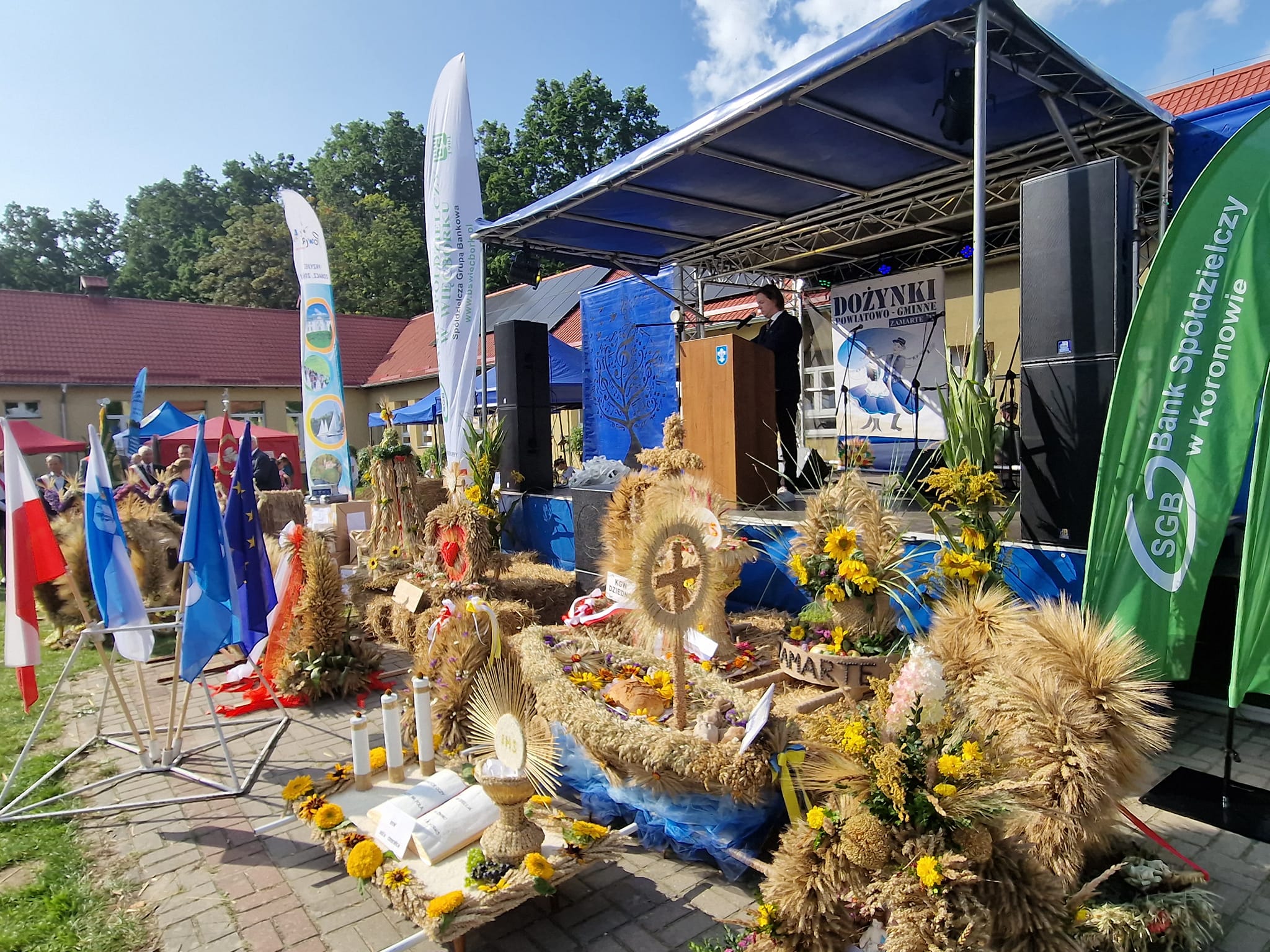 wieńce dożynkowe przed sceną