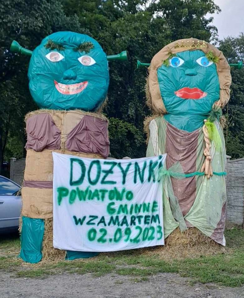 witacz dożynkowy w Zamartem przedstawiający Shreka i Fionę