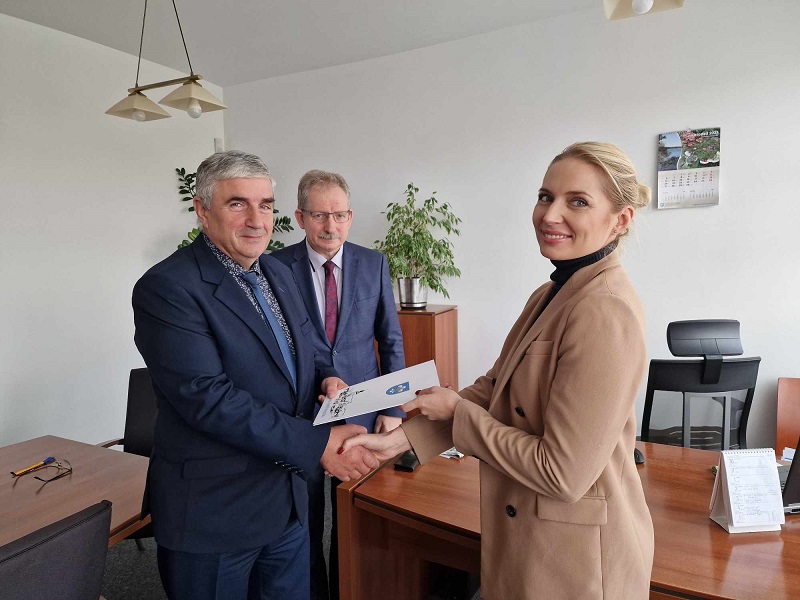 Burmistrz wręcza umowę pełnomocnikowi wykonawcy inwestycji