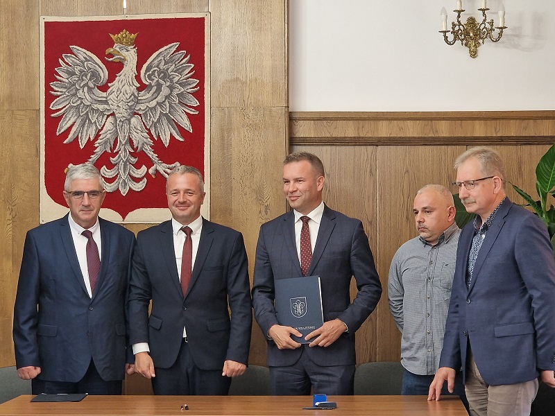 Na zdjęciu znajdują się Wojewoda Kujawsko-Pomorski, burmistrz Kamienia Krajeńskiego, prezes firmy MELBUD i prokurent, Skarbnik Miasta i Gminy podczas podpisania umowy na wykonanie robót budowlanych