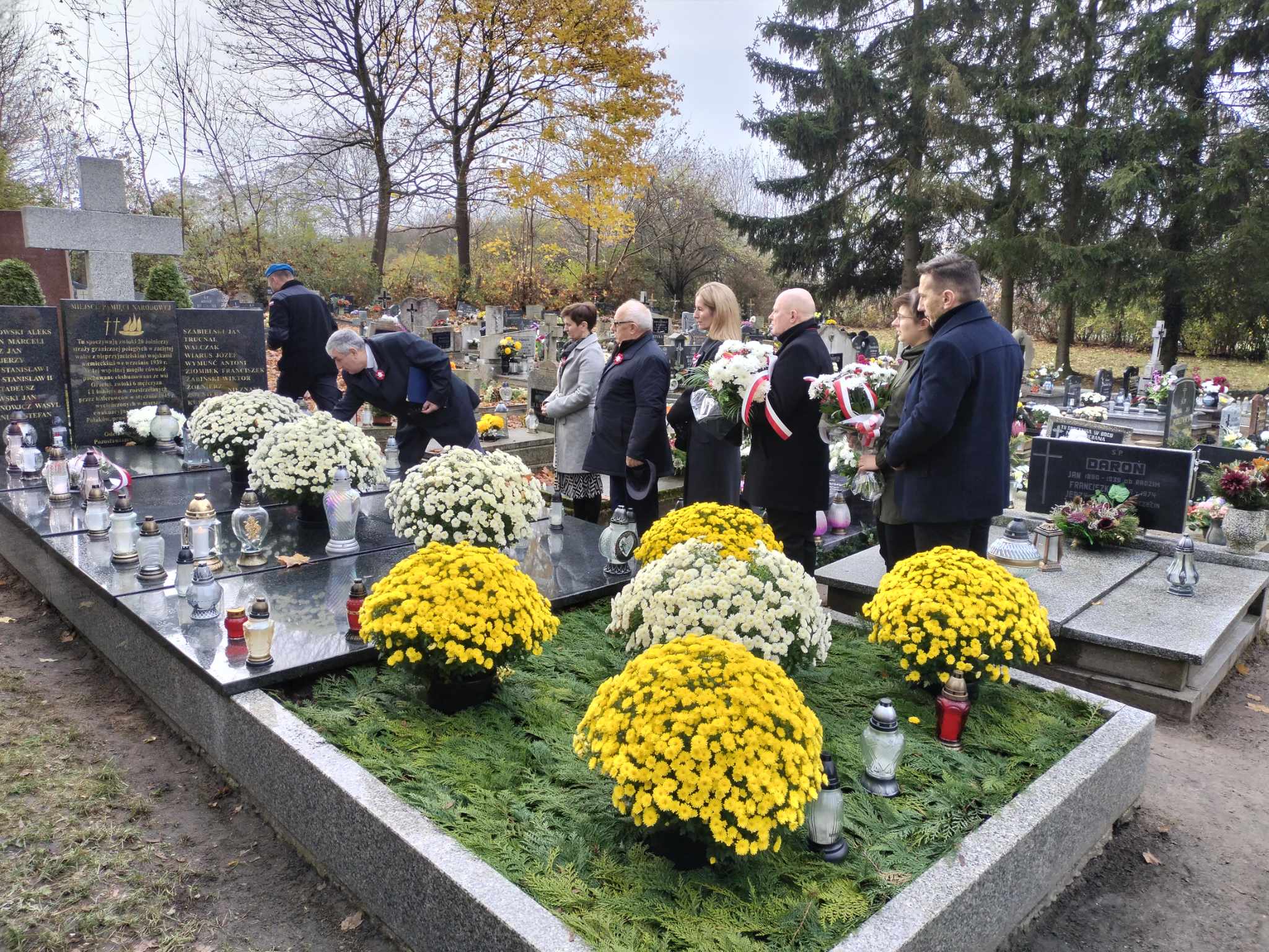 złożenie kwiatów na mogile zbiorowej
