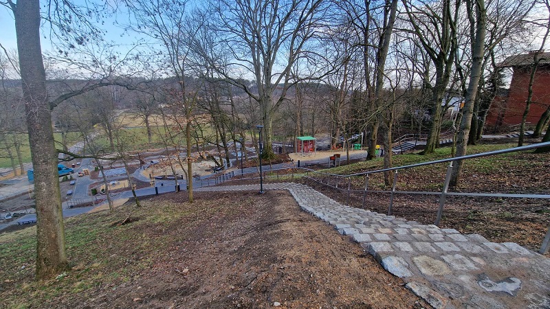 widok na park w trakcie modernizacji