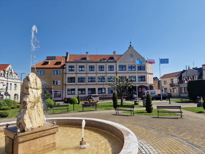 Plac Odrodzenia z budynkiem Urzędu Miejskiego w Kamieniu Krajeńskim w tle